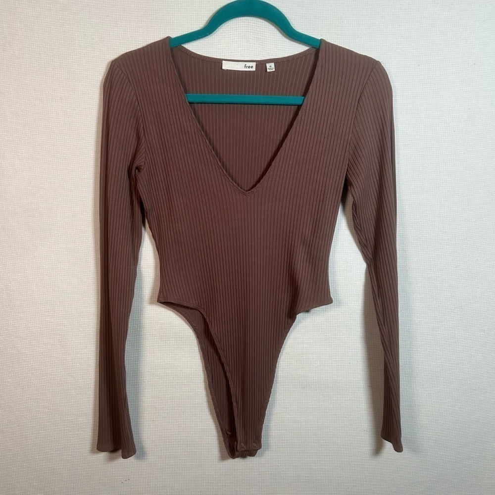 Aritzia Wilfred free ribbed deep v neck long sleeve bodysuit
